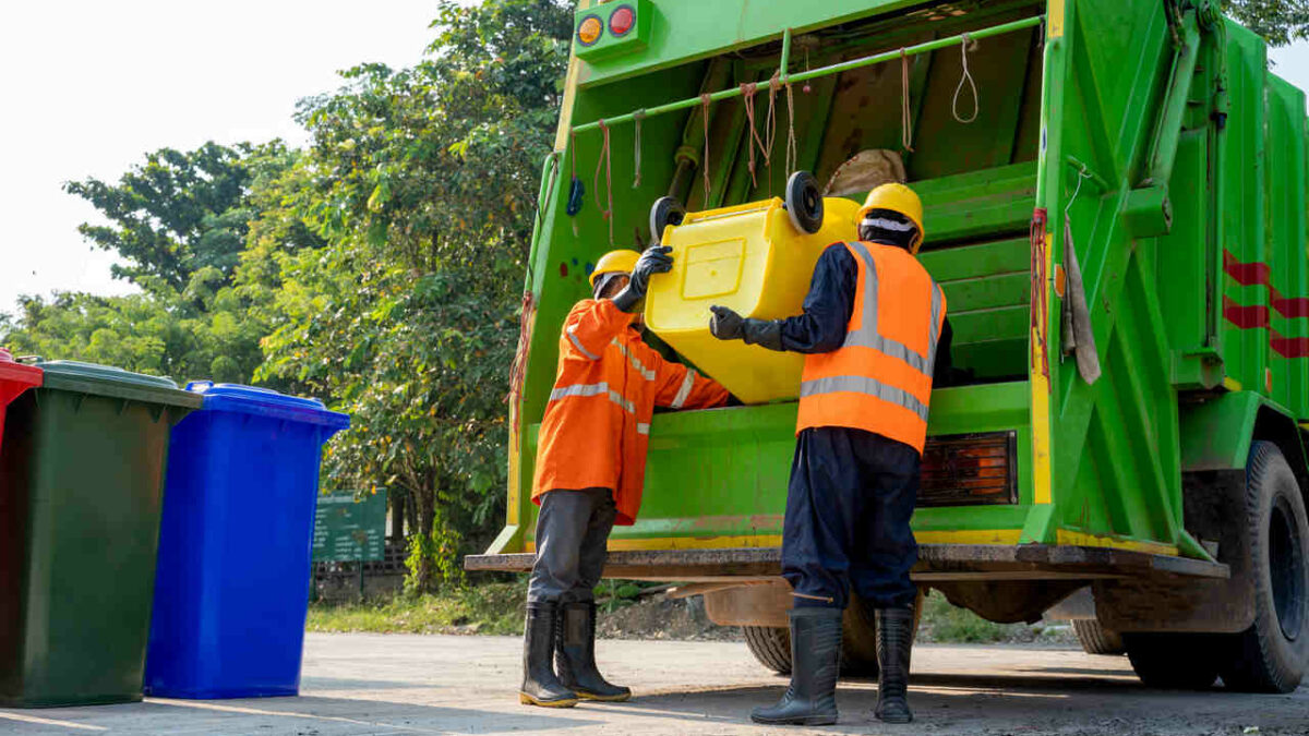 Garbage collectors working